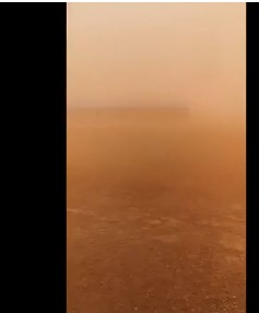  Khó tin khoảnh khắc bão cát đỏ 